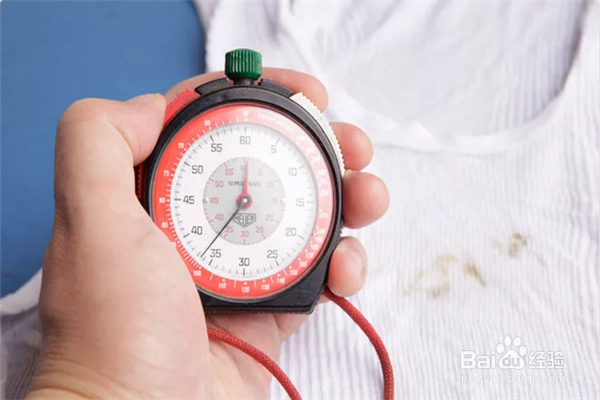 如何洗掉衣服上的油渍？4种有效方法