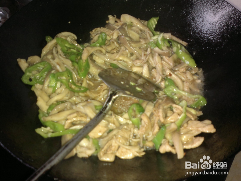 制作简单的下饭菜青椒平菇炒肉的做法