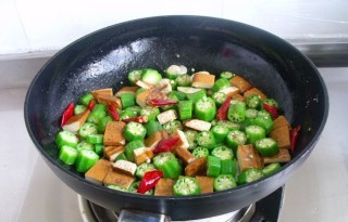 秋葵炒香干制作的步骤
