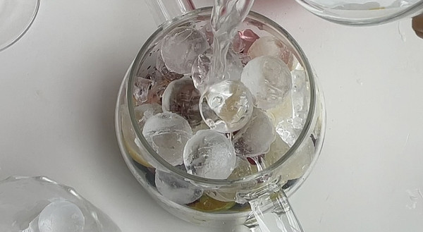 雪碧青桔蔓越莓饮