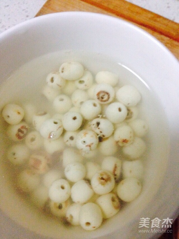 火龙果莲子百合红枣银耳汤