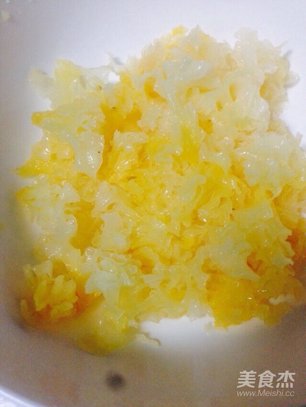 香蕉火龙果红枣莲子百合银耳汤