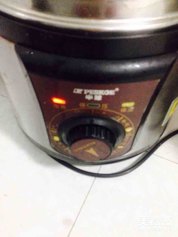 香蕉莲子桂圆红枣枸杞银耳汤