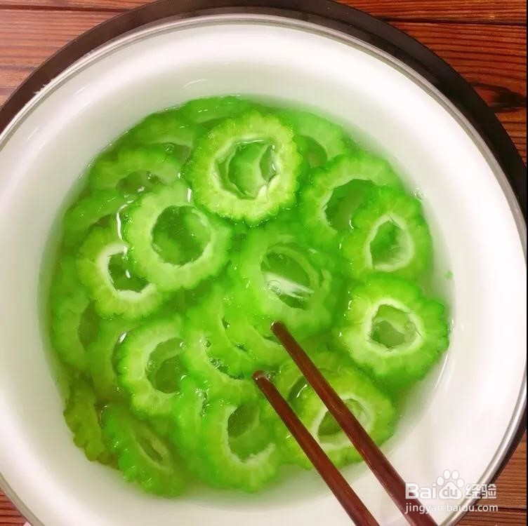 怎么制作苦瓜圈炒蛋