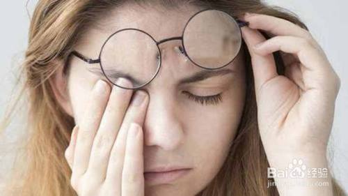 眼睛模糊看不清是怎么回事