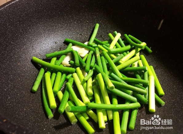 腊肠炒蒜苔的做法