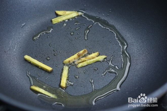 制作蒜苗炒腊肠的步骤