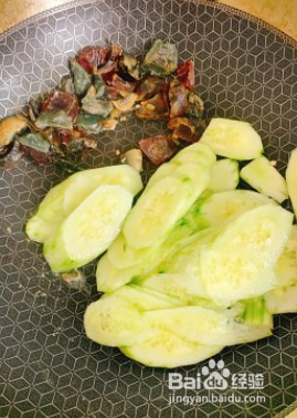 皮蛋黄瓜汤的做法