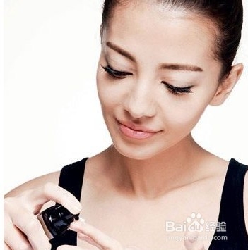 眼霜的正确使用方法，涂眼霜的方法图解