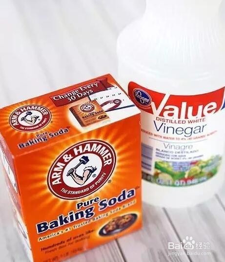 下水道堵了,她随手丢进两块药片就疏通了!