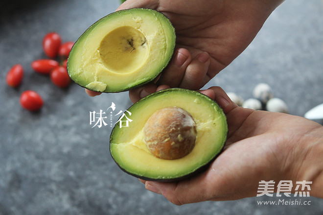 鲜虾牛油果沙拉