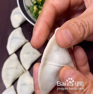 如何妙用饺子皮自制扇形韭菜盒子生胚