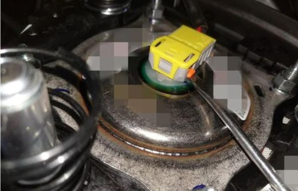 长安cs35主安全气囊怎么从方向盘上拆解下来