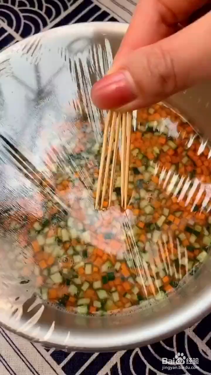 如何制作好吃的蔬菜双色鸡蛋糕？