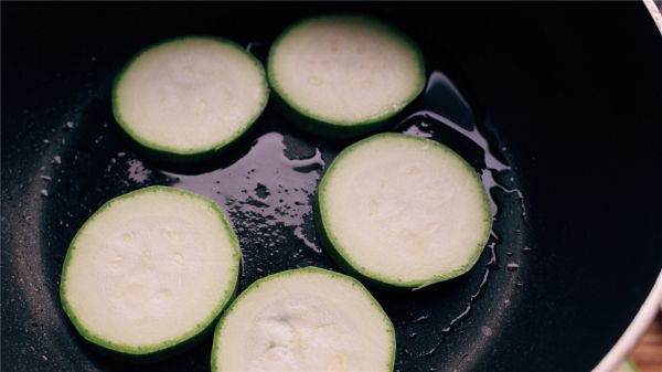 西葫芦开放式三明治