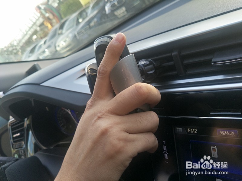 锋范加装圆盾K11车载无线充安装操作