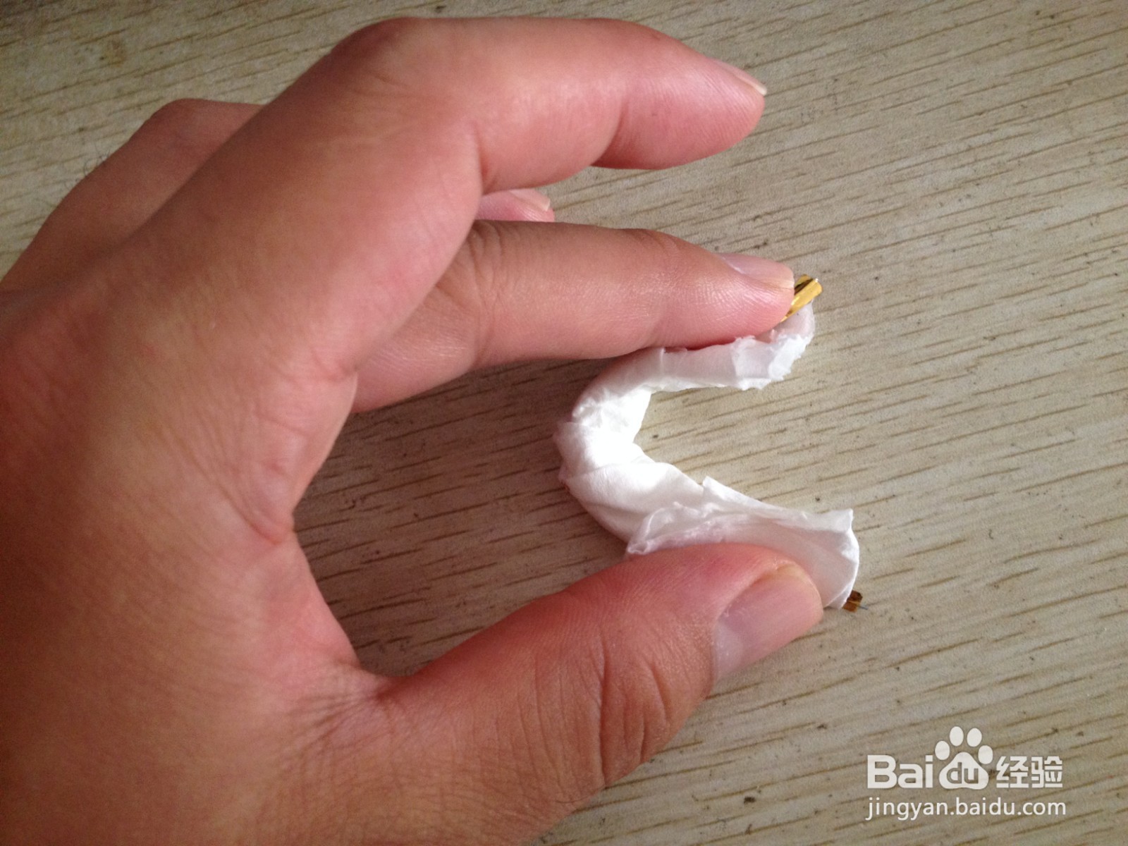 如何用一块卫生纸和面包袋绑绳做简易的钢笔支架