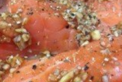 如何在家中做出好吃美味的蒜香三文鱼!