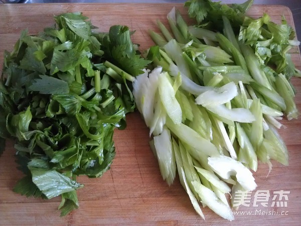 芹菜炒香干的做法
