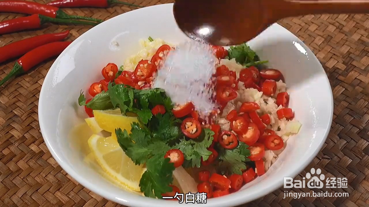怎样做酸爽滑嫩开胃好吃的柠檬手撕鸡