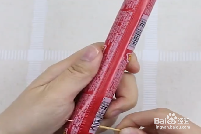 如何用牙签轻松拆开火腿肠的包装