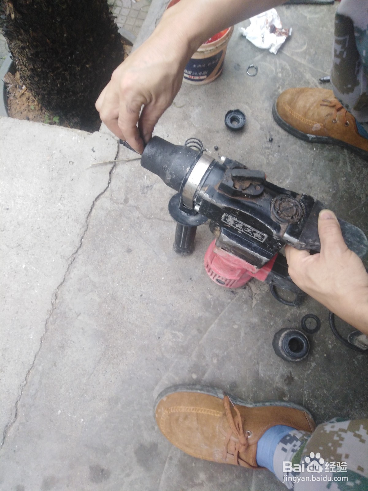 电锤装不进退不出钻头如何修理？