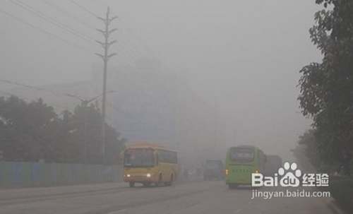 大雾天在高速公路遇事故不能继续前行怎样处置?