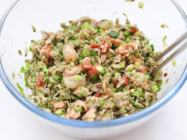 槐花虾仁酱肉包