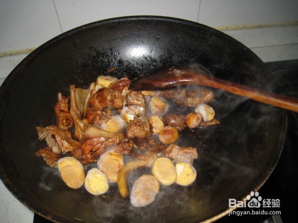 秋栗红烧鸭肉的做法