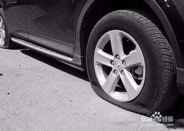 汽车车胎被钉子扎破怎么办
