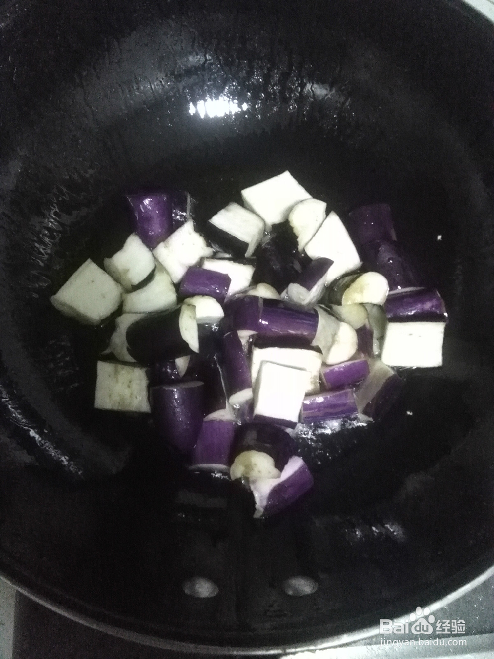 美味的蒜末炒茄子块