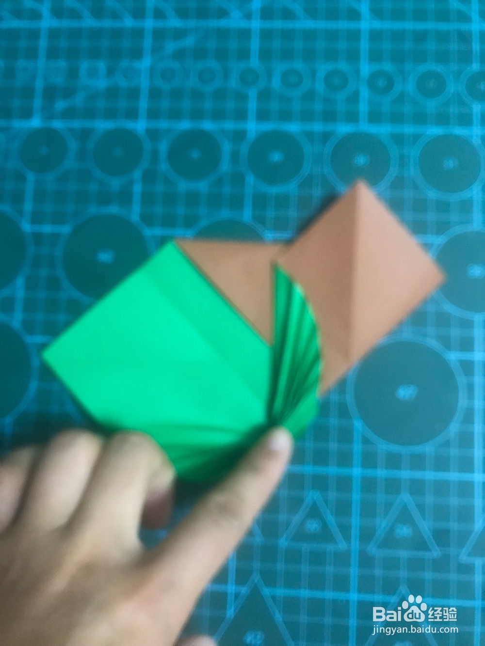 一个桃心上面带着叶子如何折?