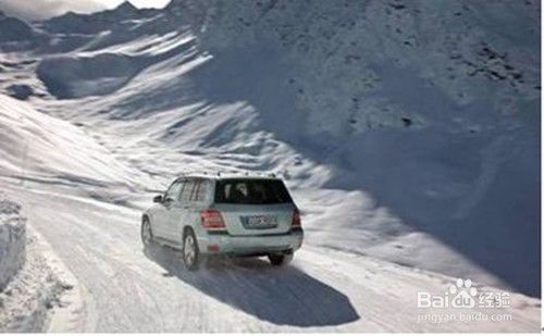 如何在冰雪路面上安全驾驶？