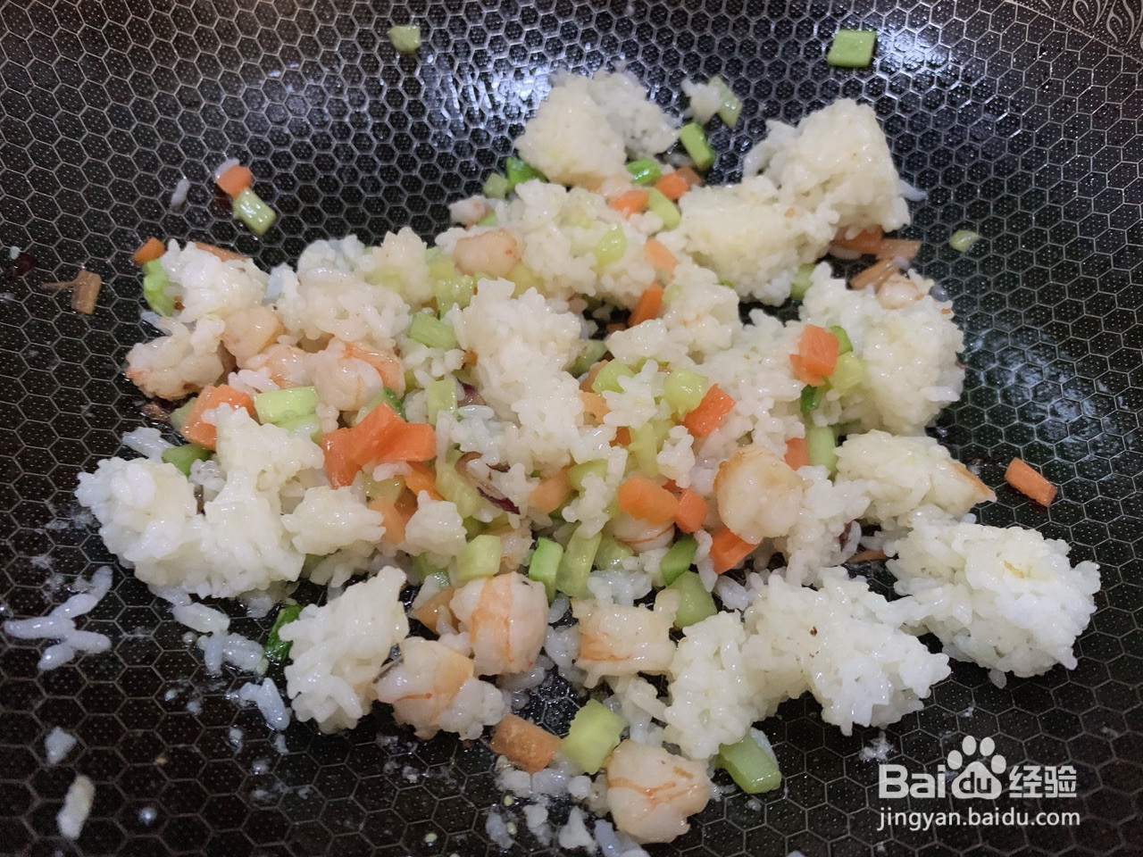 菠萝虾仁炒饭的做法