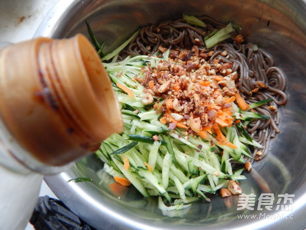 黄瓜鸡蛋皮凉拌荞麦面