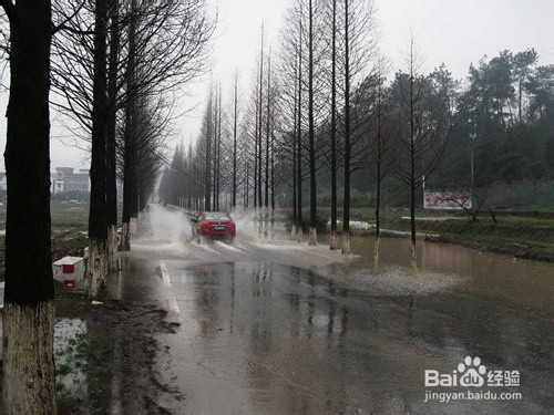 雨天行车要注意什么