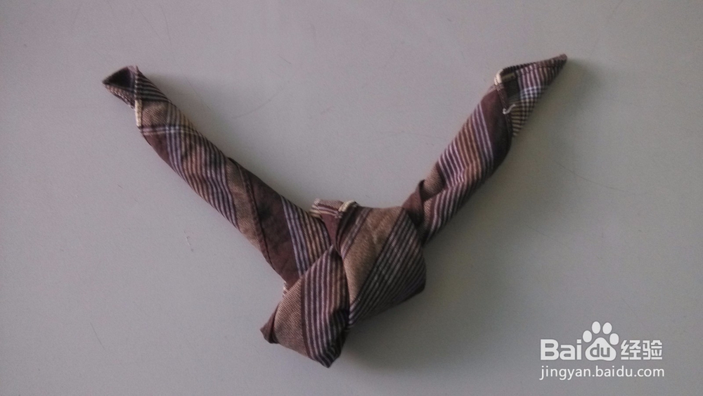 直立三角形和花结的餐巾做法