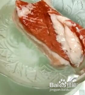 如何快速解冻冷藏肉？