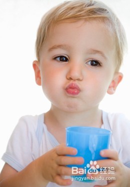 如何让宝宝从小爱喝水