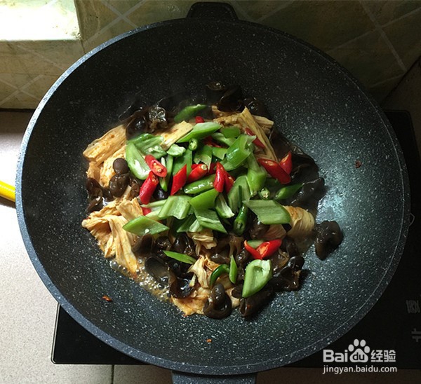 好吃健康的黑木耳炒腐竹的做法