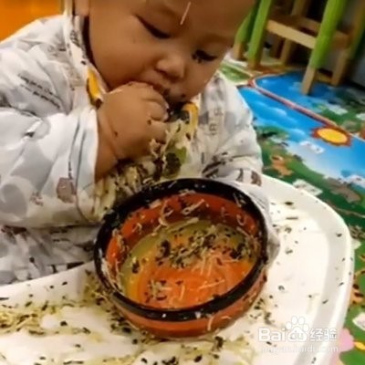 孩子一边吃饭一边玩怎么办
