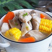 在家制美味的莲藕排骨汤