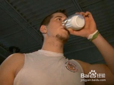 喝人奶有益健身？