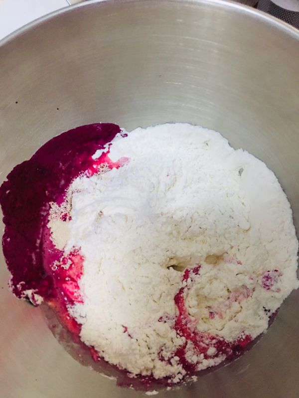 火龙果麻薯坚果软欧包