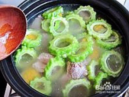 夏天降暑必备--苦瓜玉米排骨汤