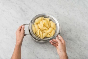 鲜虾菠菜贝壳意面的做法