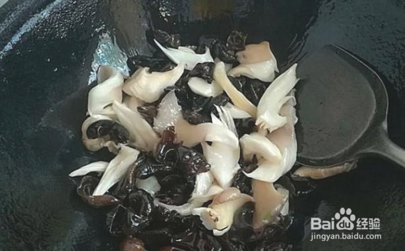 怎么做营养好吃的蘑菇洋葱黑木耳嫩南瓜