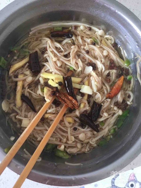凉拌酸辣金针菇
