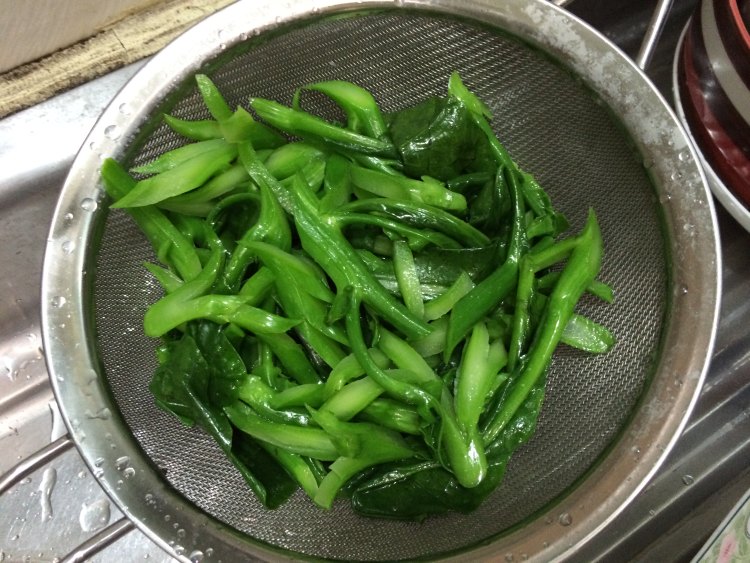 芥兰炒腊肠的做法，妈妈们学会了吗？