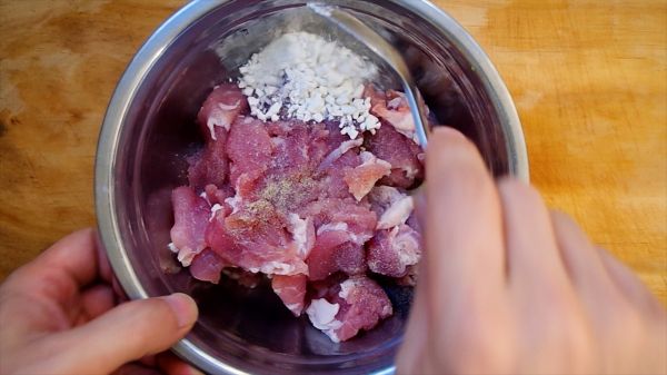 先炒莴笋还是炒肉